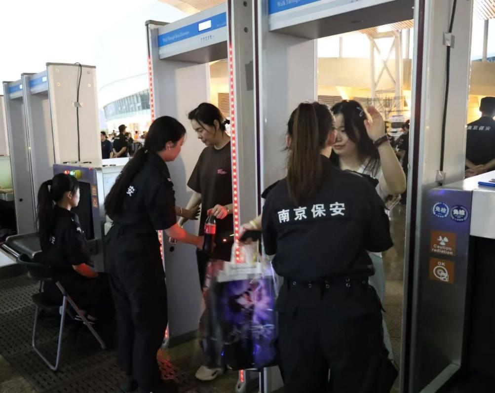 C:/Users/Administrator/Desktop/“安保鐵軍、硬核保障”2024系列報(bào)道四十二——南京市保安服務(wù)有限公司成功護(hù)航張碧晨「今兒個(gè)開心」十周年巡回演唱會(huì)南京站安保任務(wù)/2.jpg2