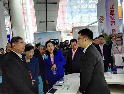 移動醫(yī)護產(chǎn)品專家（右一）為山東省領(lǐng)導（左一）詳解天坦移動護理系統(tǒng)